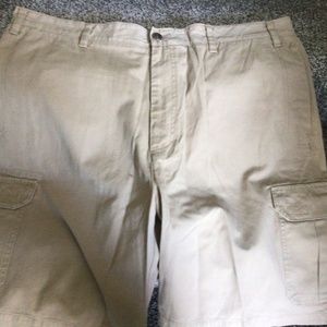 Izod Mens Cargo Shorts - size 40 NWT